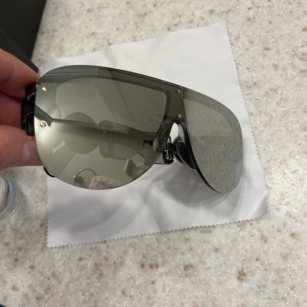 Never Worn Versace Sunglasses - image 7